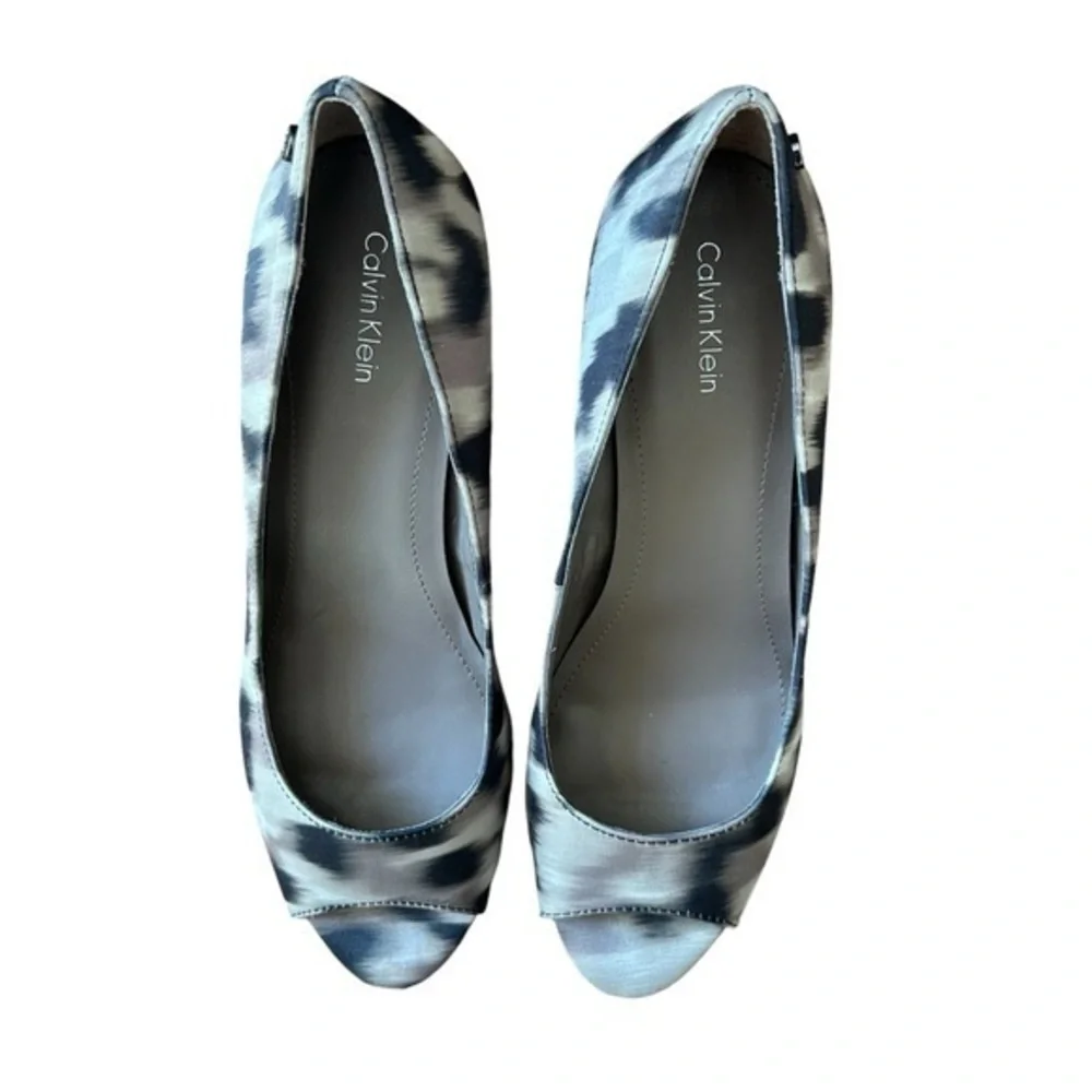 Calvin Klein‎ Shelley Peep Toe Wedges Heels Shoes Neutral Animal Print Size 8.5